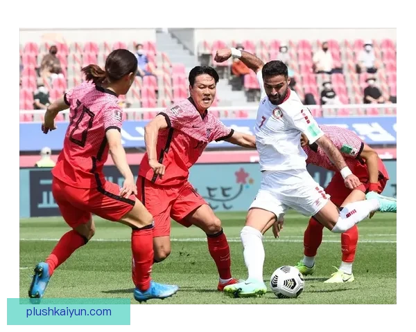 当红足球球星引领球队迎战强敌，状态回暖备受关注